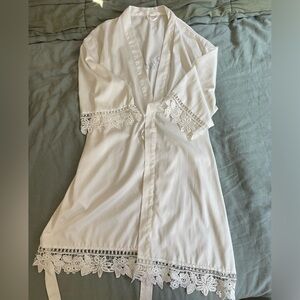 Elegant White Lace Trim Robe